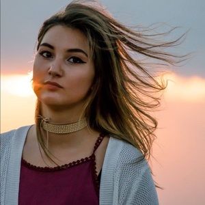 Meet your Posher, Rayven